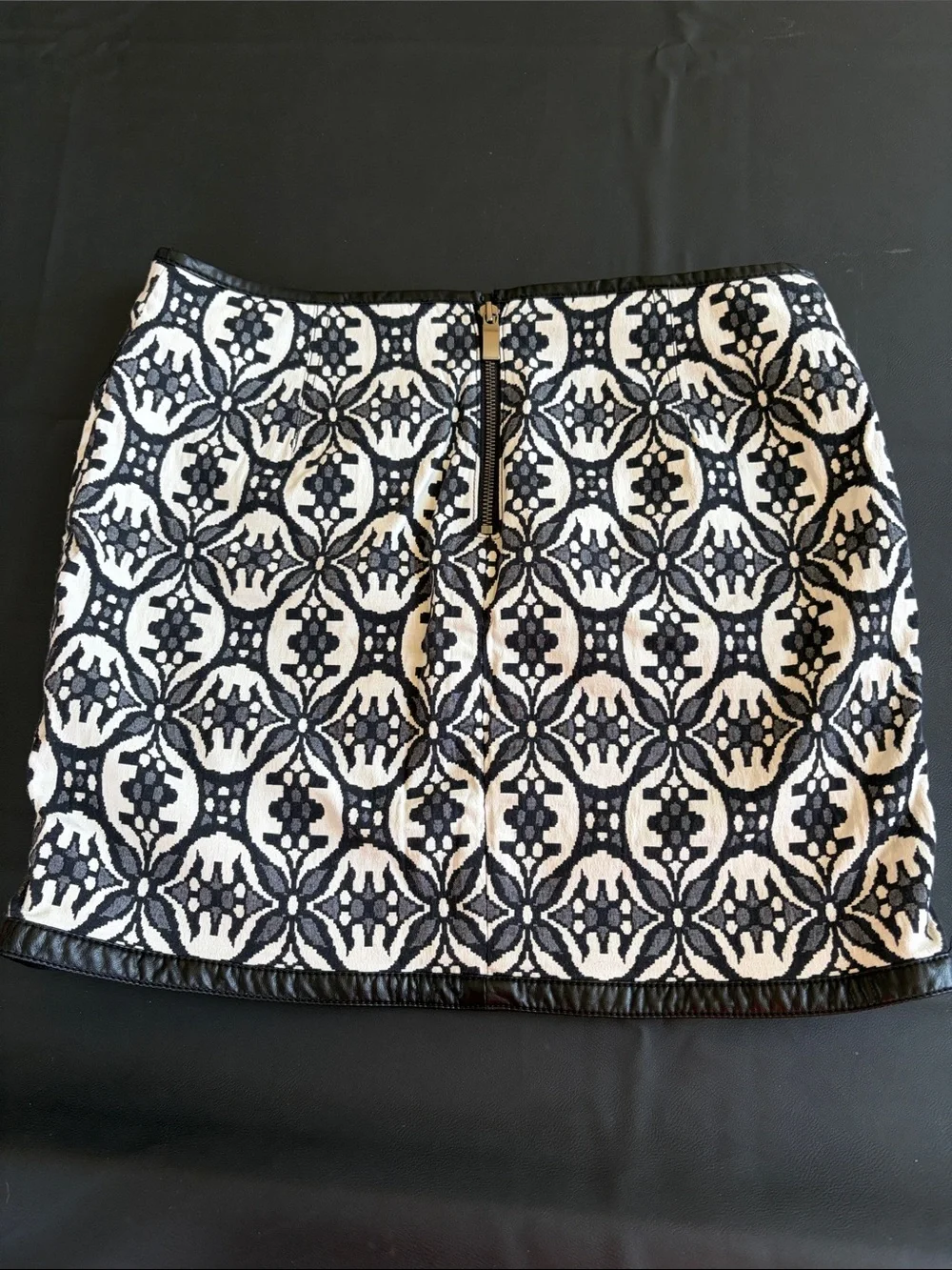 Express Black Cream Geometric Wrap Mini Skirt Faux Leather Trim Size 12 Like New